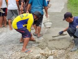 Swadaya Masyarakat Desa Sambiut Perbaiki Jalan Utama, Pengecoran Dilakukan Tanpa Bantuan Pemerintah Daerah