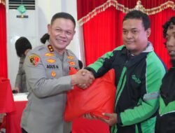 Kapolda Sulteng Serahkan Paket Sembako dalam Bhakti Kesehatan HUT Bhayangkara ke-79