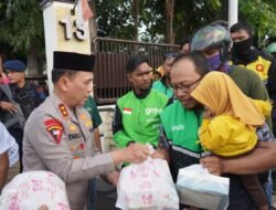 Polri Hadir di Tengah Masyarakat, Kapolda Sulteng dan Bhayangkari Berbagi Takjil untuk Pengguna jalan dan Ojol