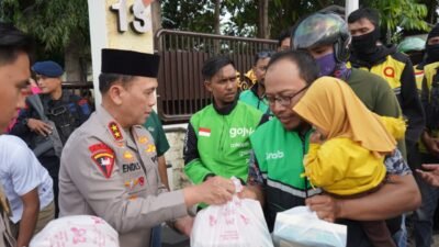 Polri Hadir di Tengah Masyarakat, Kapolda Sulteng dan Bhayangkari Berbagi Takjil untuk Pengguna jalan dan Ojol